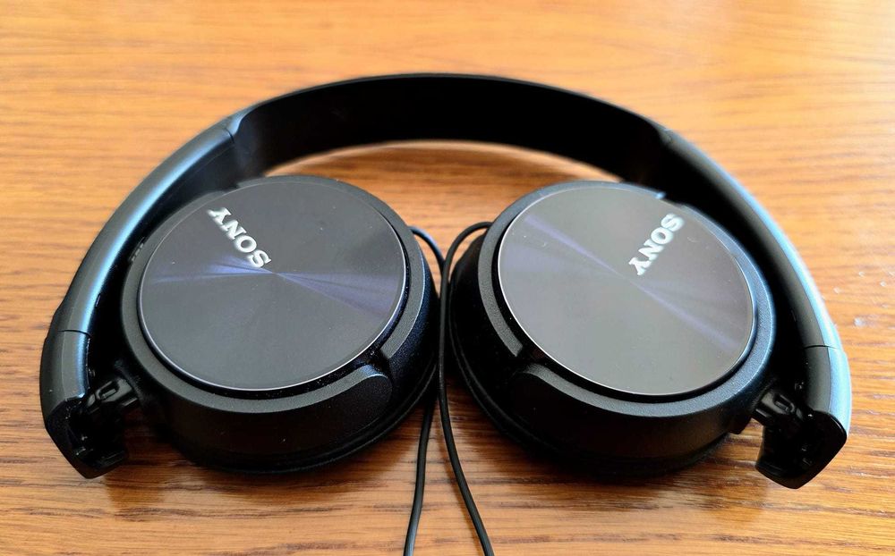 Casti audio Sony cu fir mufa jack si comanda pe fir. Ca noi. Pret bun