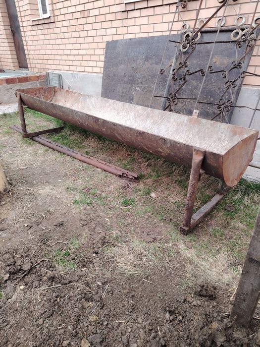 Кормушка для скота.