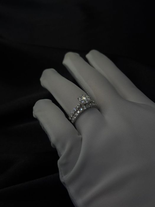 Продам кольцо с бриллиантами