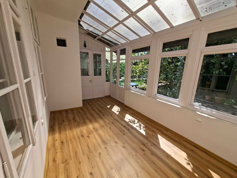 Închiriez casă cu 2 camere, curte proprie, acces auto – zona Semicentrală