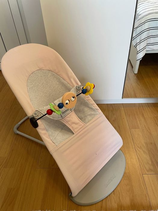 Balansoar Baby Bjorn cu bara de jucarii, culoare roz