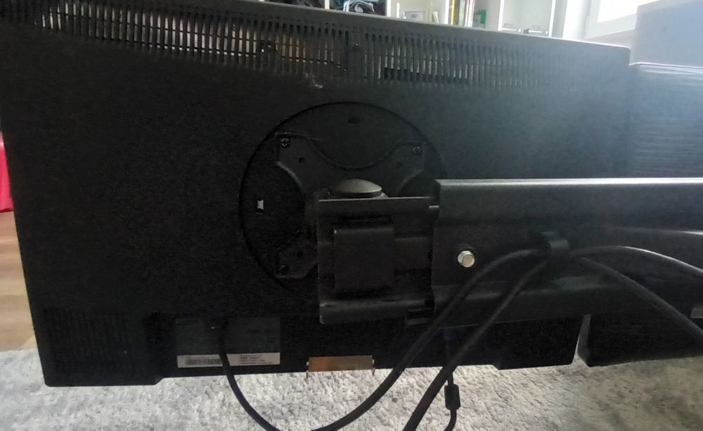 Два Samsung монитора със стойка комплект