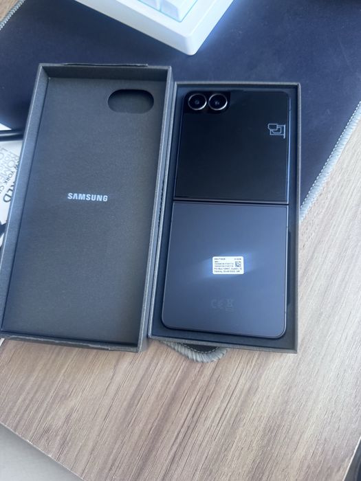 Samsung - Galaxy Z Flip7 5G, 6.9'', 12GB/512GB, Jet Black