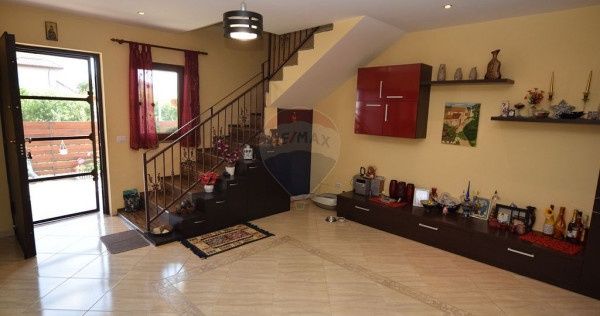 Vând casă  Vânatori