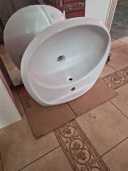 Раковина и зеркало в ванную