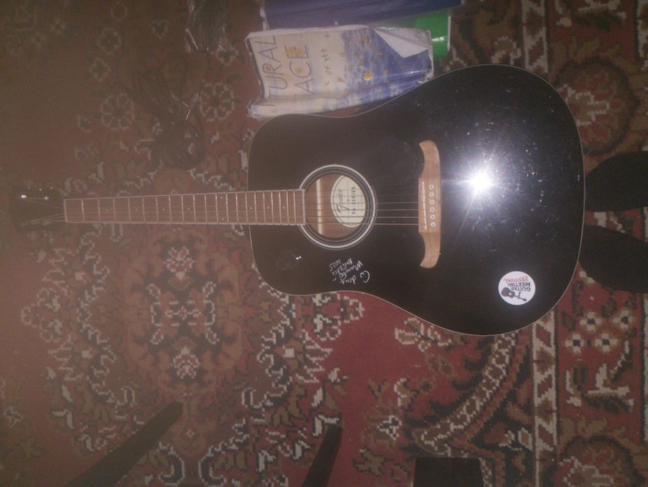 Vând chitara electrica și acustica