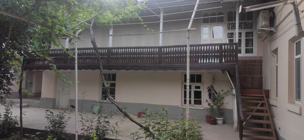 Katta hovli sotiladi