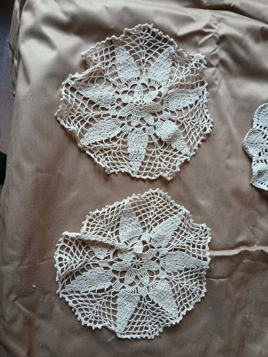 Чаши чинии и вази