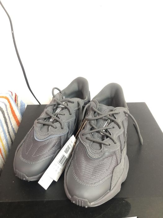 Vând adidași Adidas Ozweego
