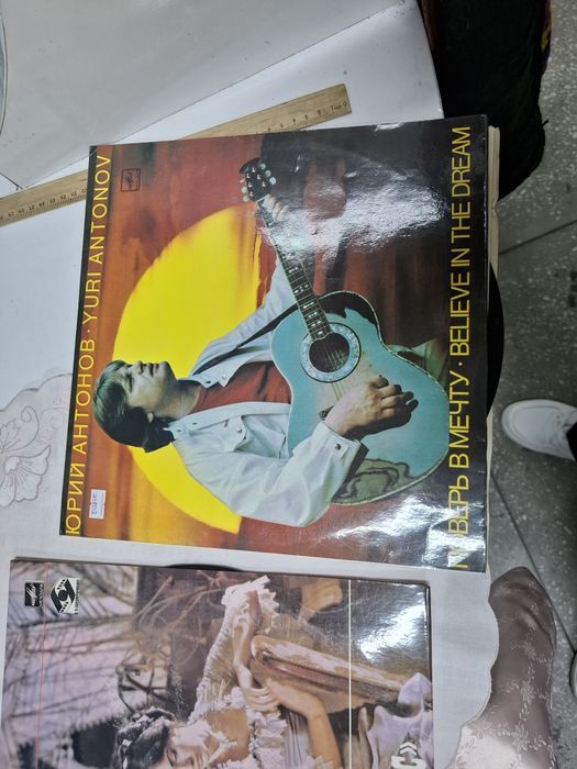 В продаже  виниловые пластинки