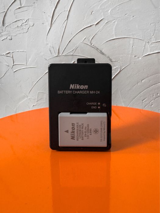 Продавам Nikon D3500 + три обектива, зарядно+ батерия