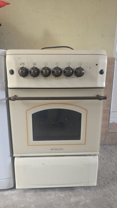 Vând mașină de spălat un boilar și 2 aragaze