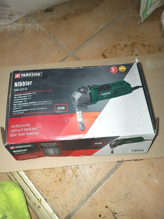 Mașina , aparat de tăiat tabla parkside