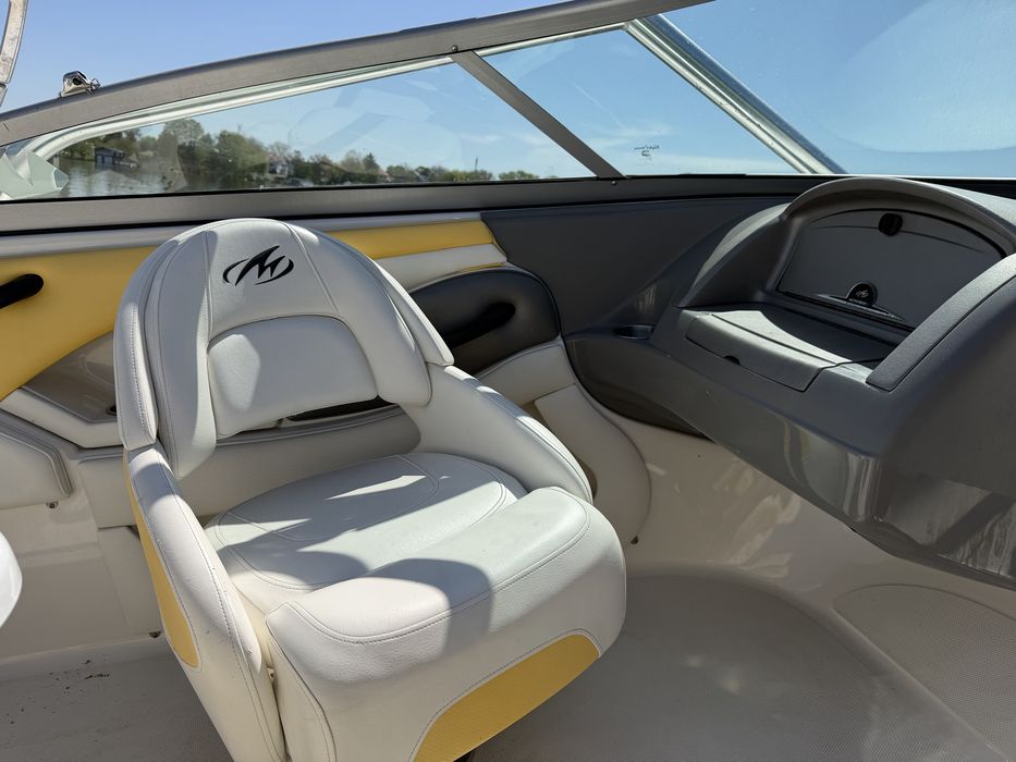 Barca Salupa MONTEREY 194 FS Mercruser 4.3LXI 220PS Tower/ Boxe/ Hummingbird