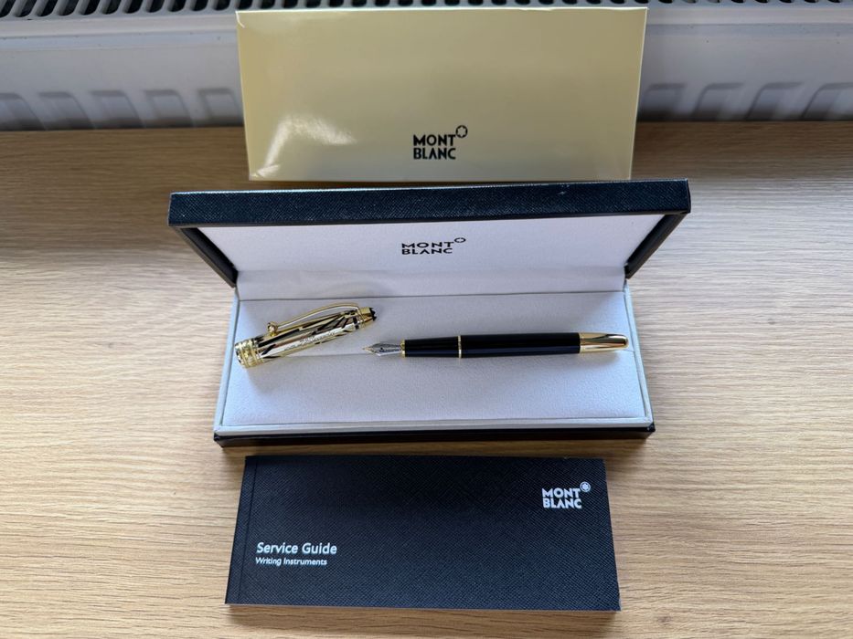 Stilou Montblanc negru si auriu model nou