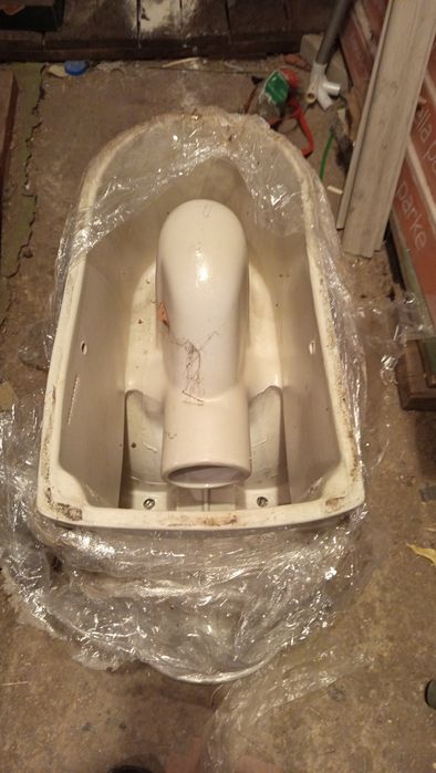 Чисто нова тоалетна чиния Рока