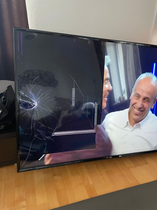 Televizor LG diag. 165 cm ecran spart