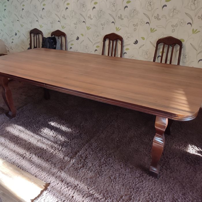 Стол в гостиную комнату