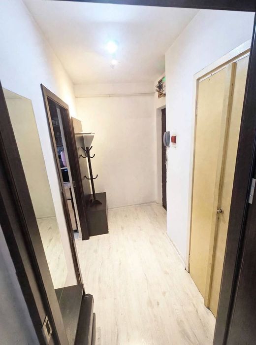 Apartament 2 camere semidecomandat vis a vis La Rocca Brazda/Titulescu etaj 3 centrala ,AC semimobilat