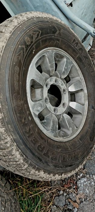 Шипованная резина с дисками 235/75_15