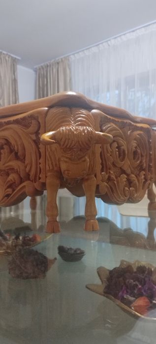 Caseta pentru bijuterii sculptata manual