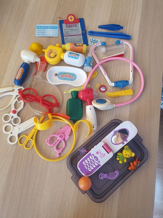 Игрушки для девочек.Телефон Barbie Mattel 2008, набор Доктора и проч.