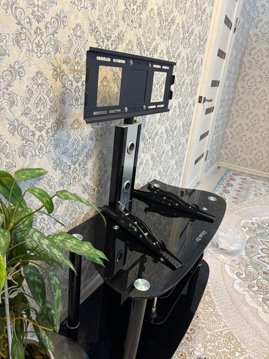 ТВ тумба с кронштейном