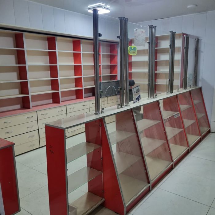Продается Витрина и полки для Аптеки