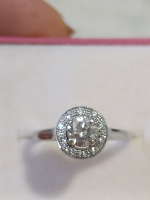 Кольцо с крупным бриллиантом 0,5 карат.