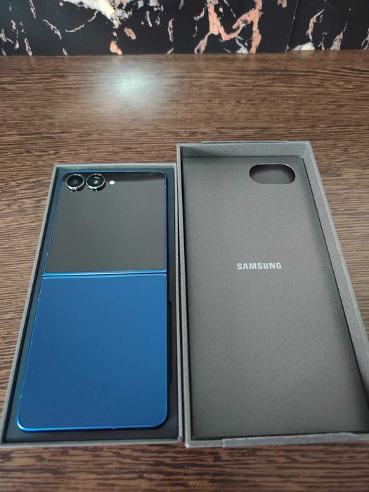Samsung ZFlip 7  nou