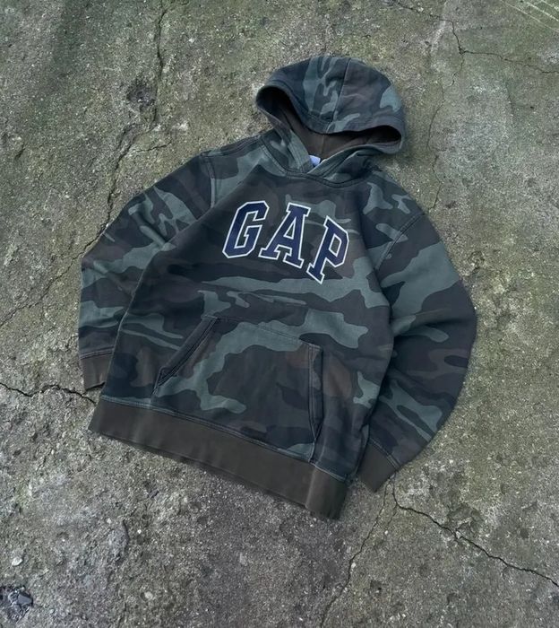 камуфляжное худи бренда Gap