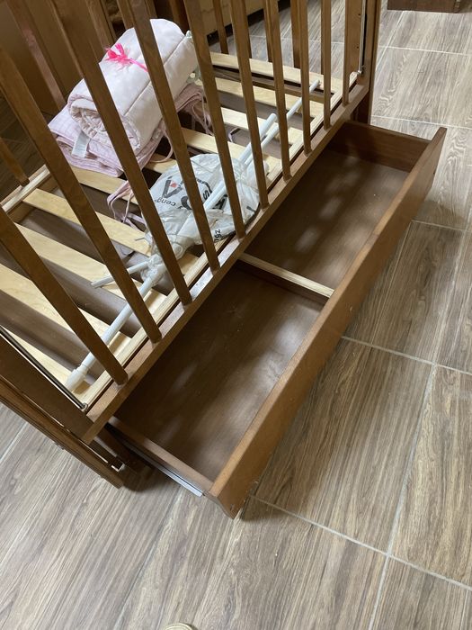 Продаю детскую кроватку маятник из натурального дерева
