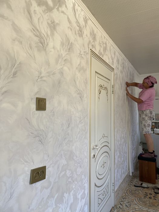 Поклейка обоев и покраска стены