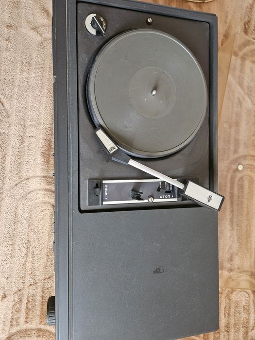 Продавам работещ радио грамофон