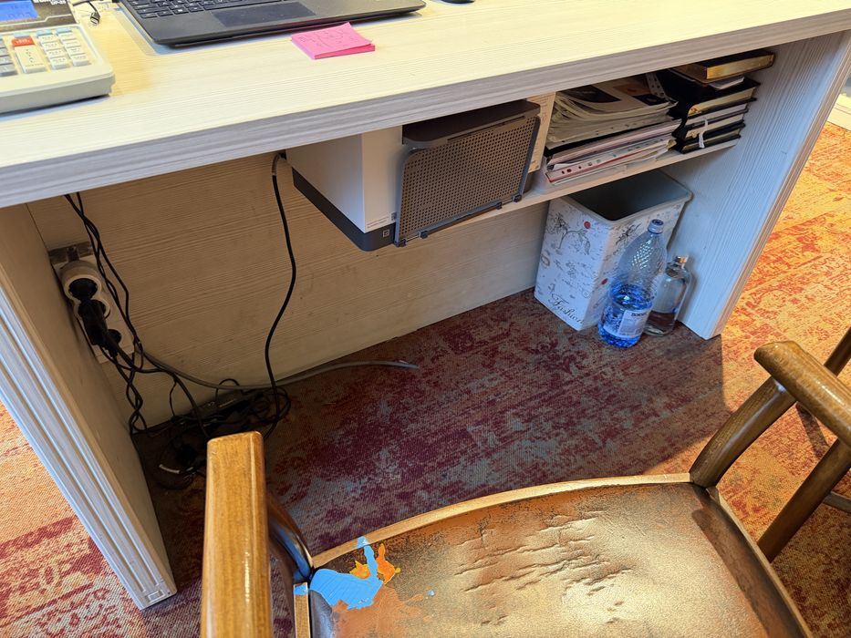 Birou pal, cu sertare.