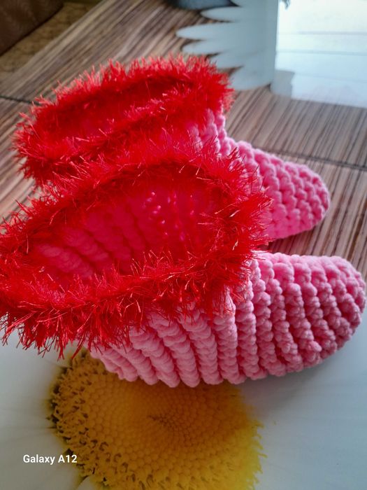 Топли  терлици чорапки и ботушки от плюшена прежда.