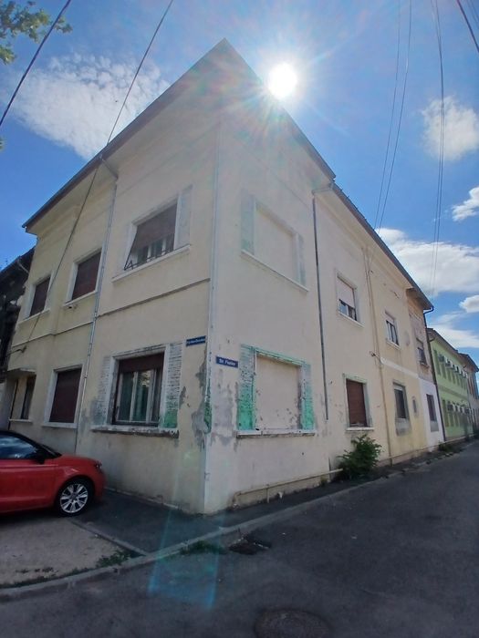 Vand urgent apartament ultracentral la vila parter