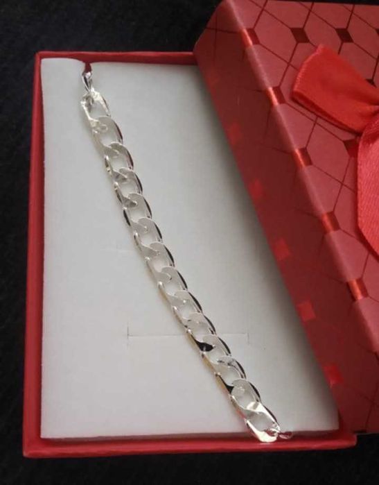 Нова, сребърна гривна. Масивна и здрава, в кутия.