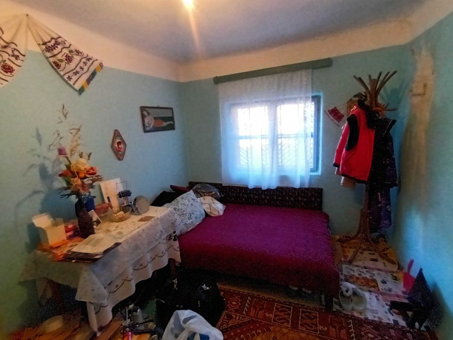 Gospodărie completă: Casă cărămidă, curte, livadă