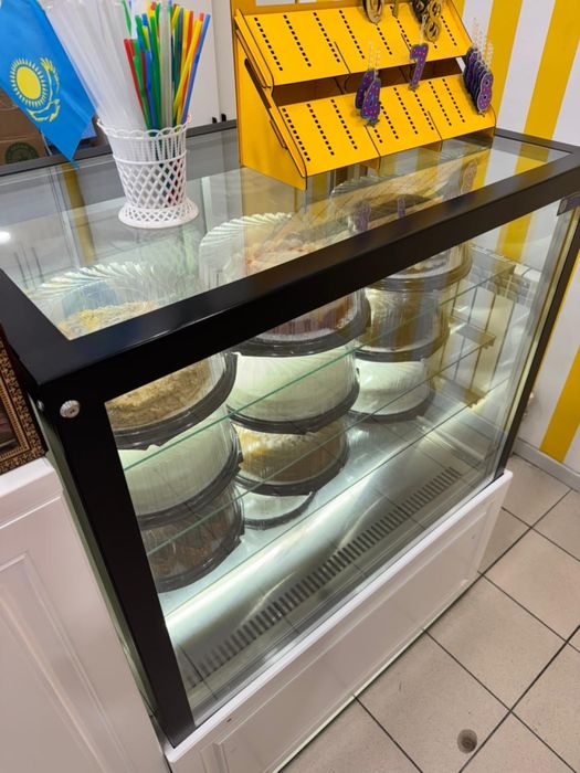 Продается витринный холодильник