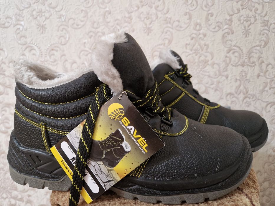 Продам зимнюю спец обувь