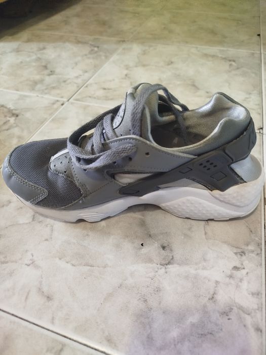 Оригинални маратонки Nike.