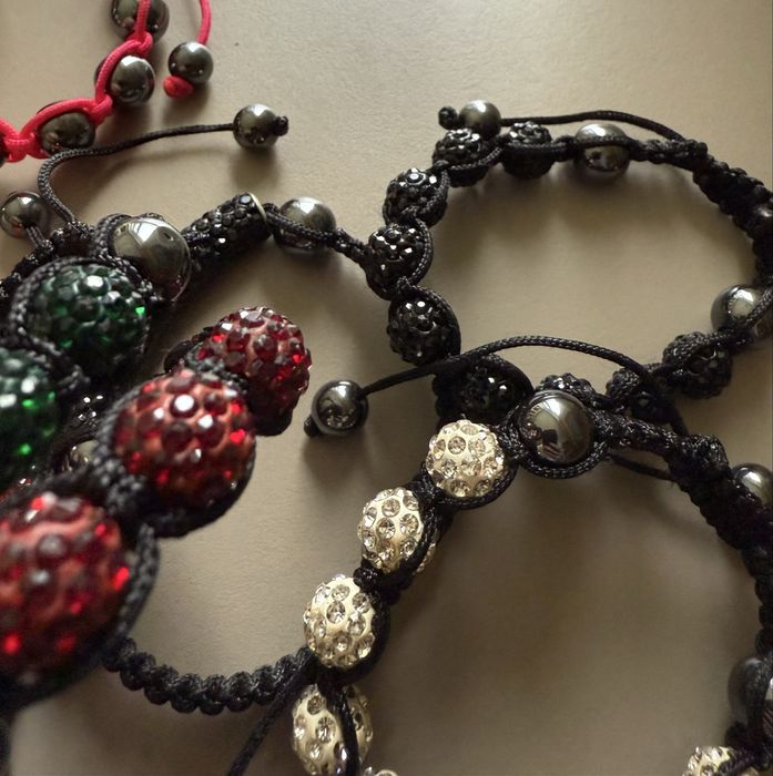 Vand 11 bratari cu pietricele