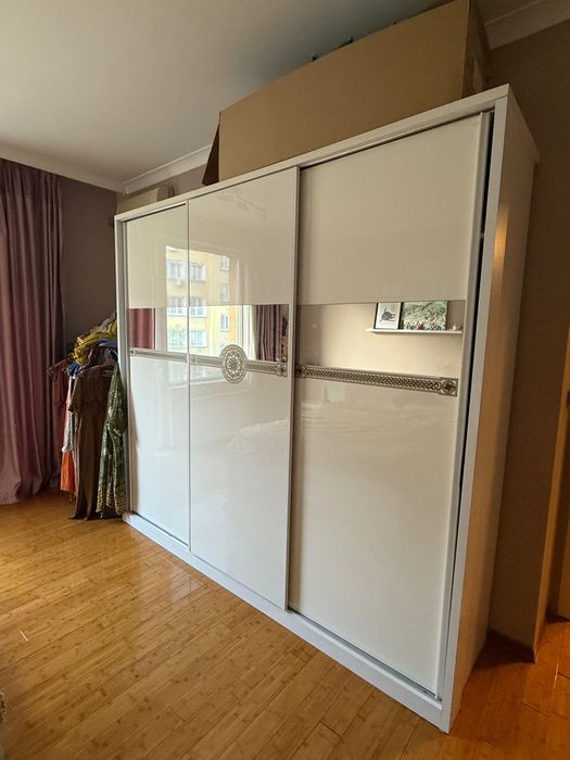 Спален комплект - легло с 2 нощни шкафчета, гардероб, скрин и огледало