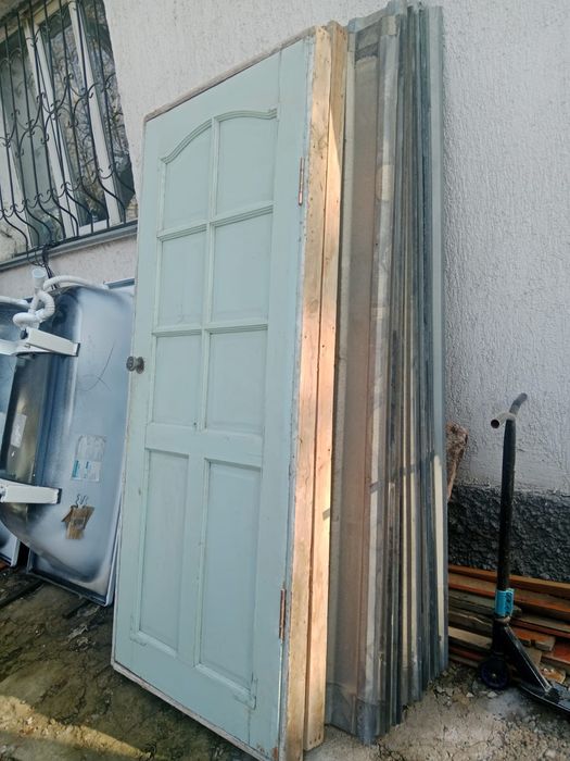 Дверь деревянный