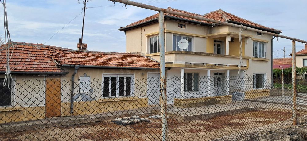 Продавам собственa къща c двор в село Ракитница до град Стара Загорa