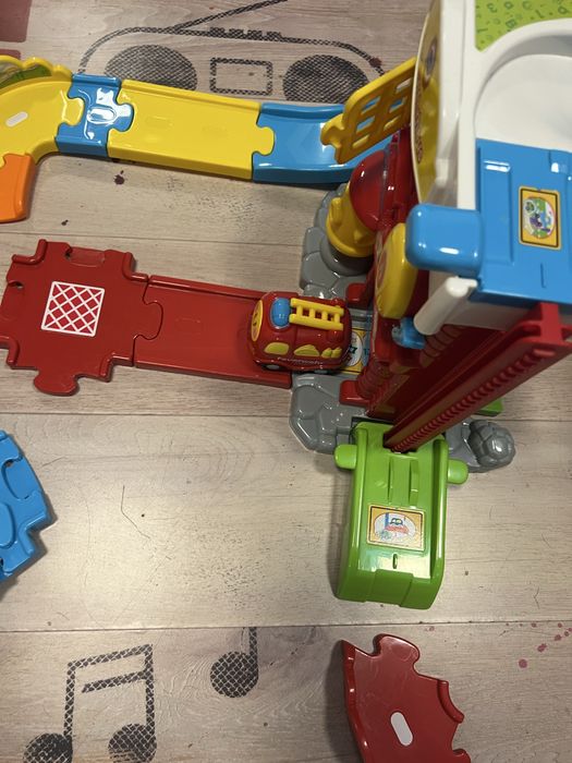 Две големи  vtech писти, полиция, пожарна и музикална кола