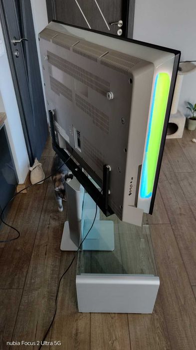 Телевизор Philips 37" със стойка за под