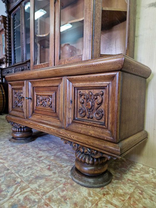 Резбован шкаф витрина от дъбов масив на две части