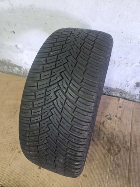 1 брой Pirelli  R19 235/45/ 
всесезонна гума
DOT0821